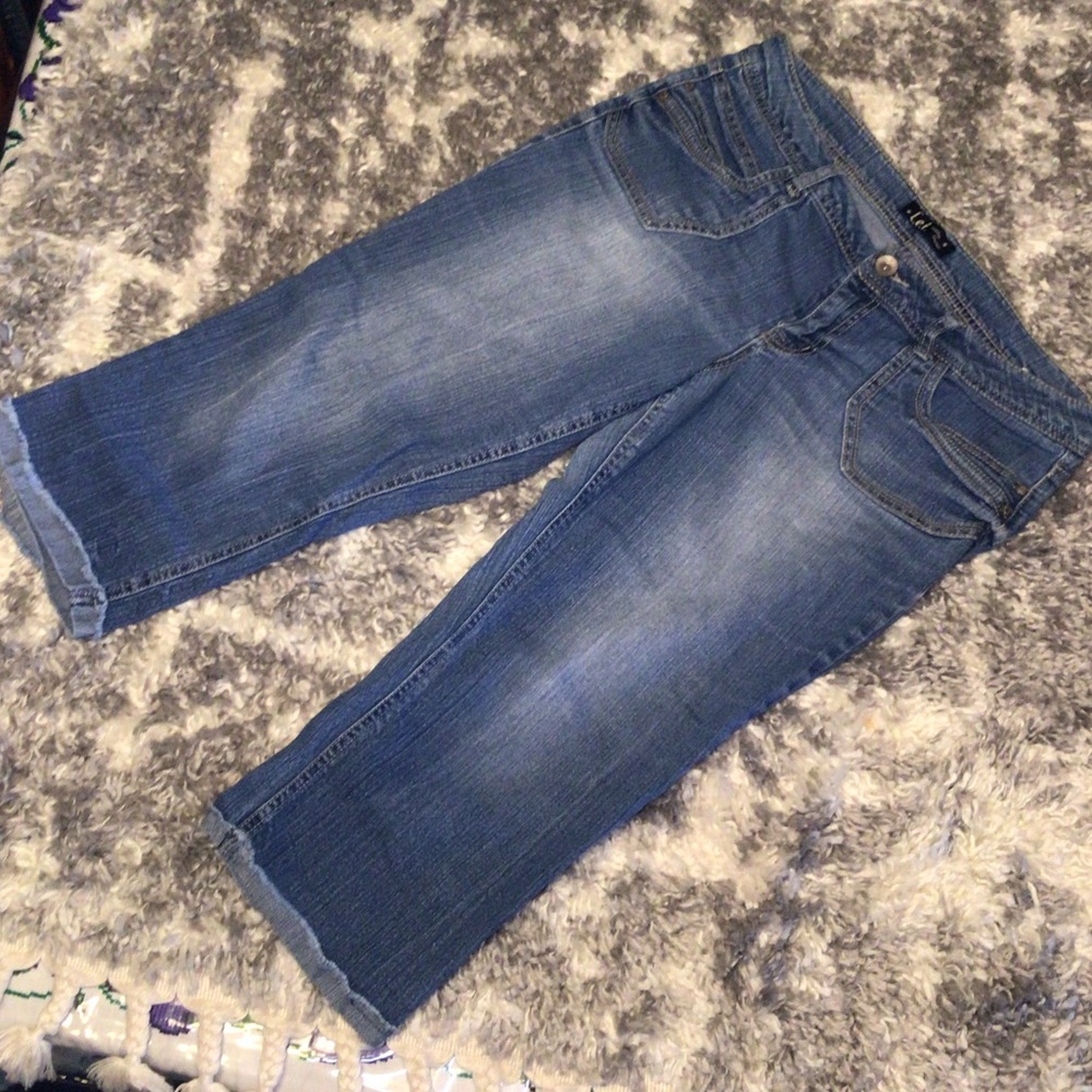 L.E.I. Light Wash Jean Capris